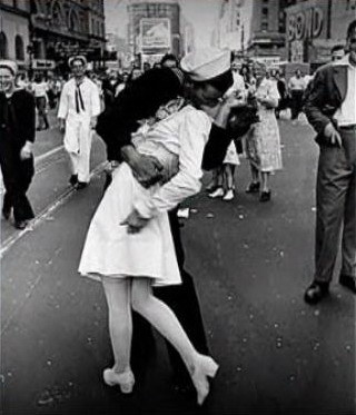 NY kiss 3.jpg